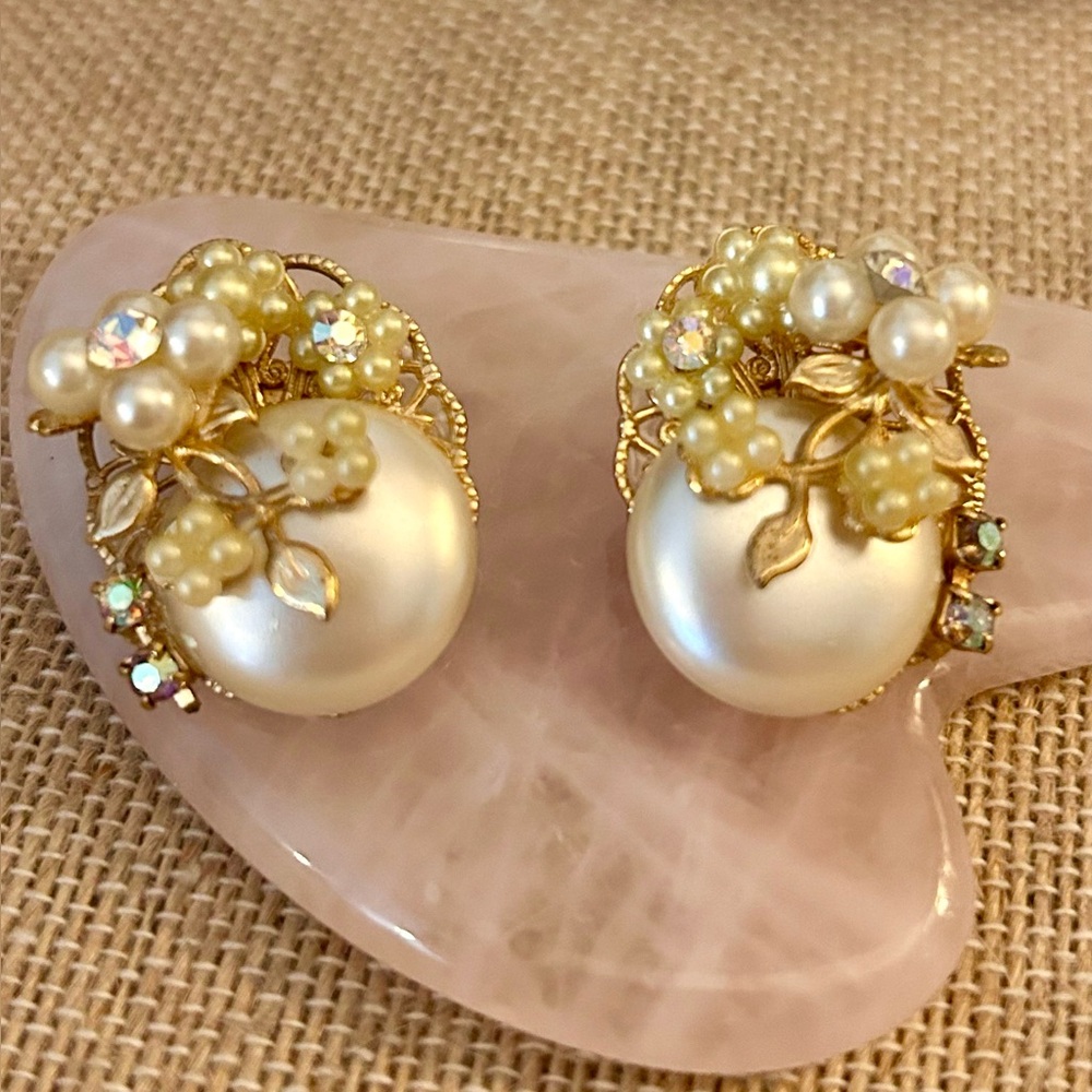 Unsigned Miriam Haskell Vintage Faux Pearl AB Goldtone Floral Earrings - Picture 4 of 14